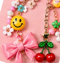 Charm de miçangas com smile, laço e cerejas