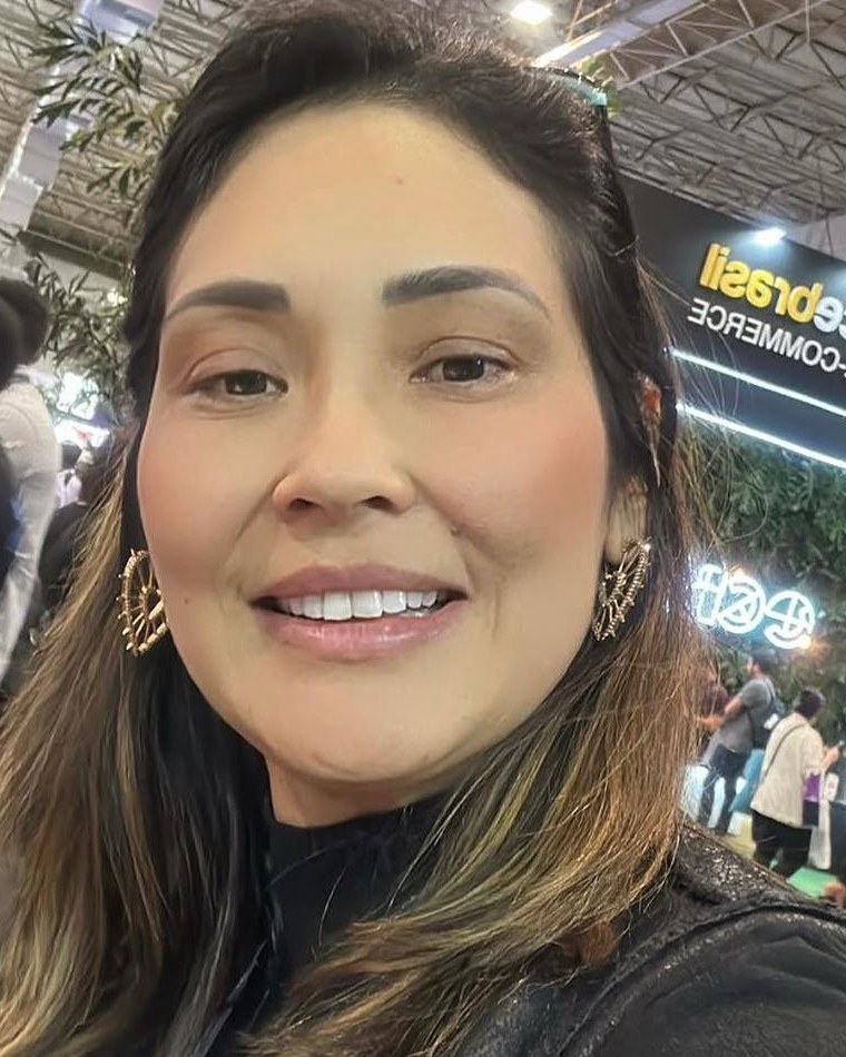Renata Takahashi, CEO da Gllué e da CHARM IT! Brasil, sorrindo em um evento de e-commerce