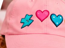 Boné rosa com patches de raio e corações